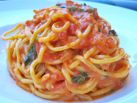 Spaghetti with Fresh Tomato Sauce & Basil